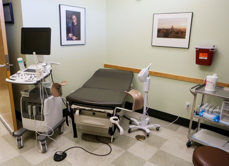 &copy; Reuters. FILE PHOTO: An exam room at the Planned Parenthood South Austin Health Center is shown in Austin