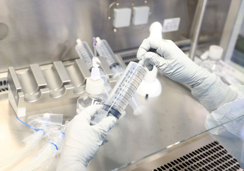 &copy; Reuters. Produção de vacina contra Covid-19 em Marburg, na Alemanha