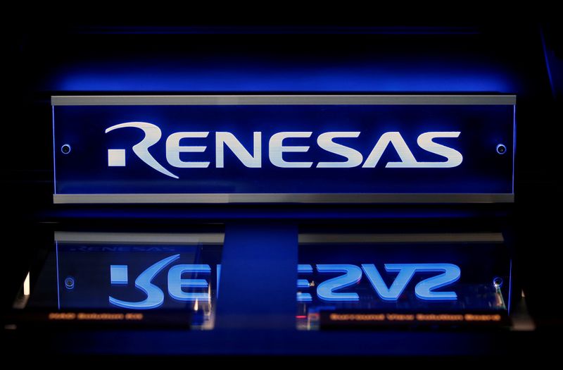 &copy; Reuters. FILE PHOTO: Renesas Electronics Corp&apos;s logo is seen on its product at the company&apos;s conference in Tokyo