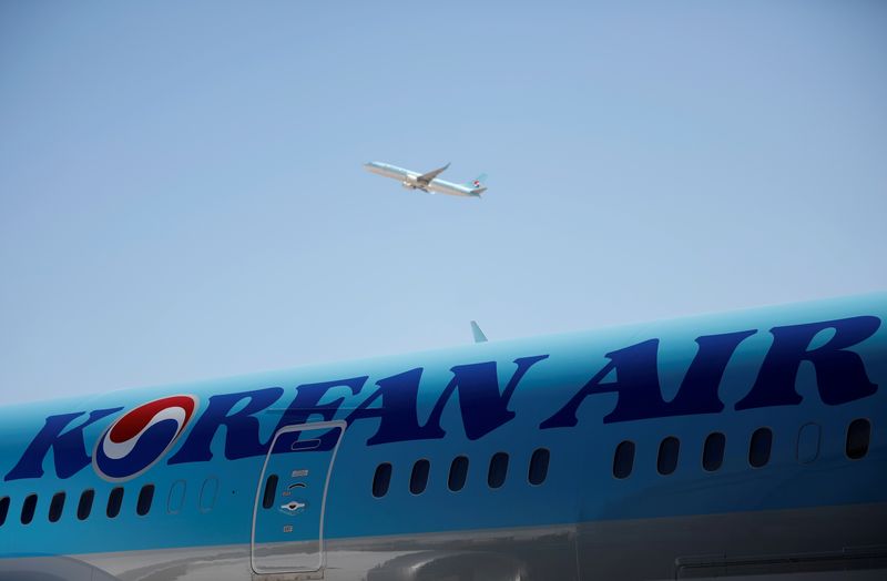 &copy; Reuters. FILE PHOTO: FILE PHOTO: The logo of Korean Airlines is seen on a B787-9 plane at its aviation shed in Incheon, South Korea