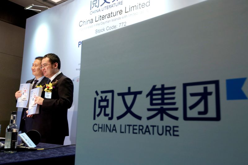 &copy; Reuters. FILE PHOTO: China Literature Co-Chief Executive Officers Liang Xiaodong (L) and Wu Wenhui pose during a news conference on the company&apos;s IPO in Hong Kong