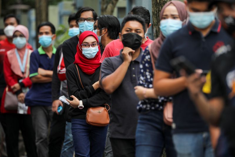 &copy; Reuters. FOTO DE ARCHIVO: Personas esperando para ser examinadas de COVID-19 en Shah Alam, Malasia, el 7 de enero de 2021