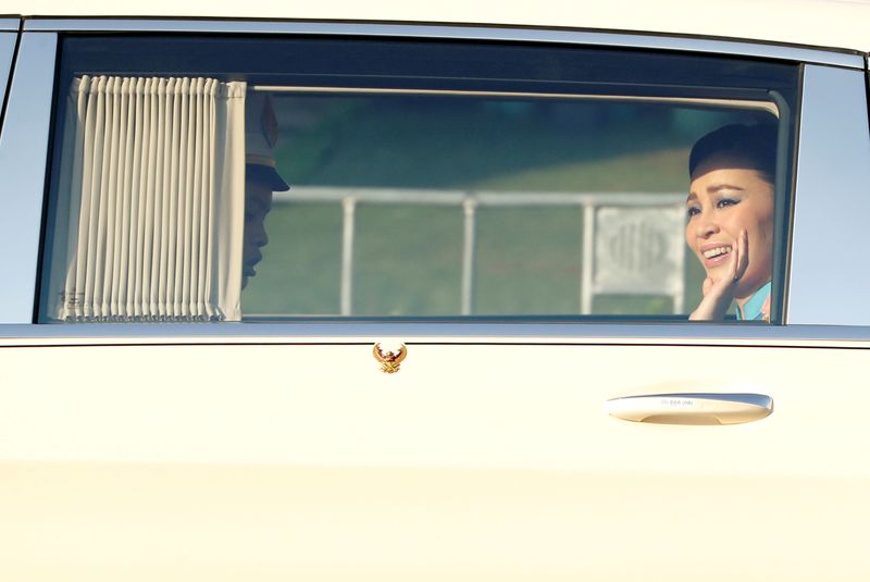 © Reuters. FILE PHOTO: Thailand's Queen Suthida is pictured as the motorcade drives towards the Grand Palace in Bangkok