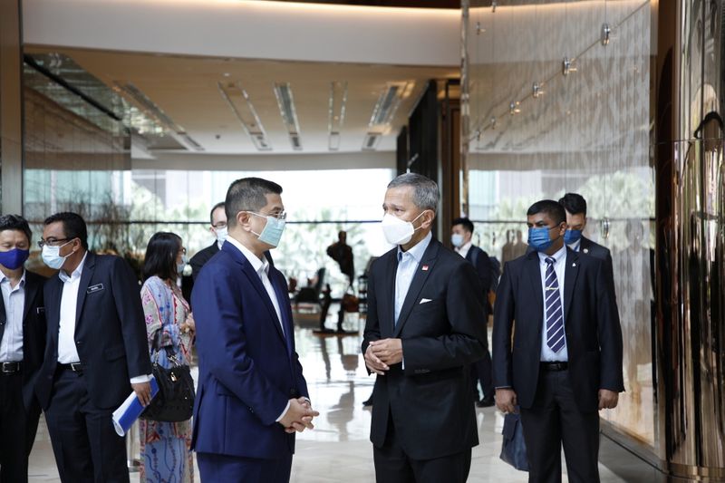 &copy; Reuters. Singapore&apos;s Minister for Foreign Affairs Dr Vivian Balakrishnan speaks with Senior Minister and Minister of International Trade and Industry Dato‘ Seri Mohamed Azmin Ali in Malaysia