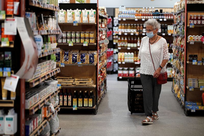 © Reuters. Una tienda de alimentos, durante la epidemia del coronavirus (COVID-19) en Bretigny-sur-Orge, cerca de París