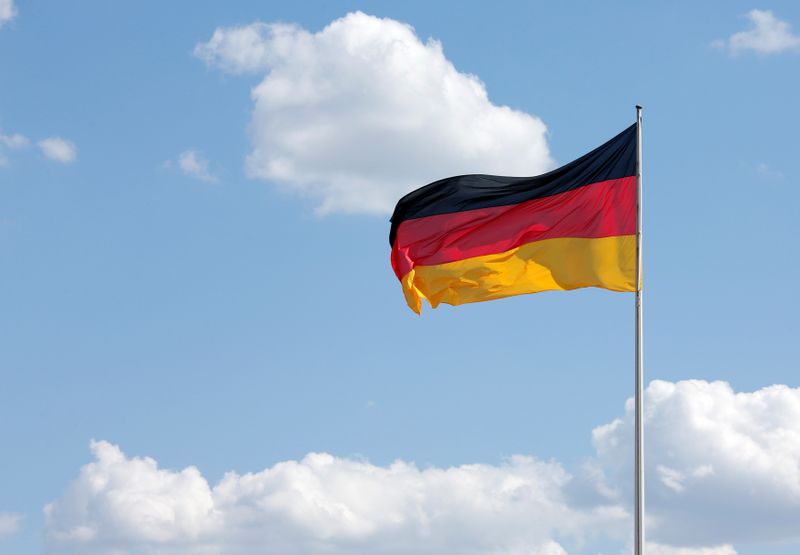 &copy; Reuters. La bandera nacional alemana en la Cancillería en Berlín