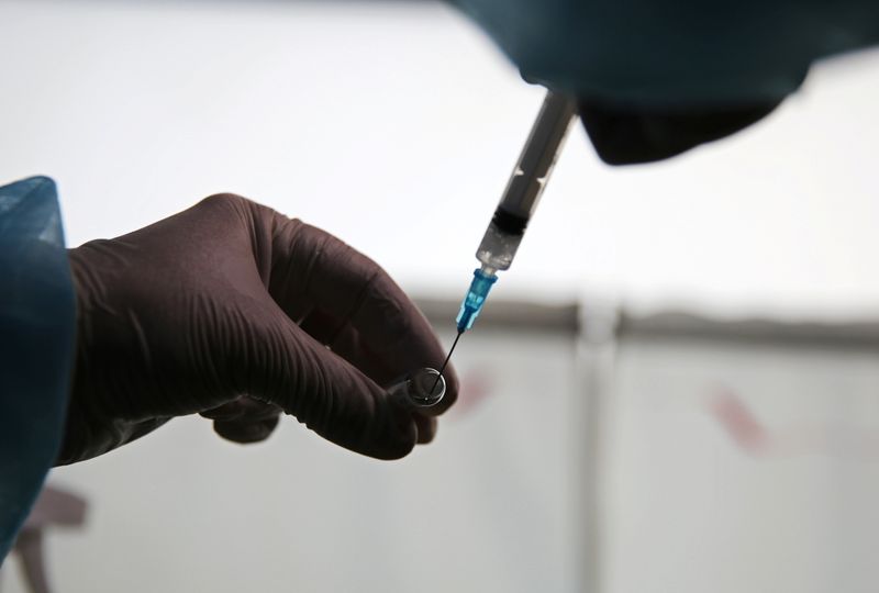 &copy; Reuters. A medical worker prepares a dose of COVID-19 vaccine in a medical train in Tulun