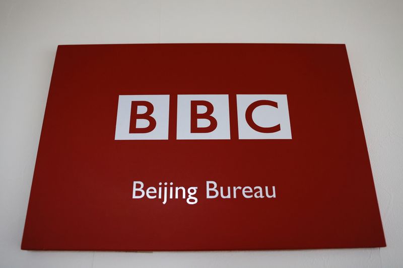 &copy; Reuters. صحفي من (بي.بي.سي) يغادر بكين وسط انتقادات صينية لتغطية الهيئة البريطانية