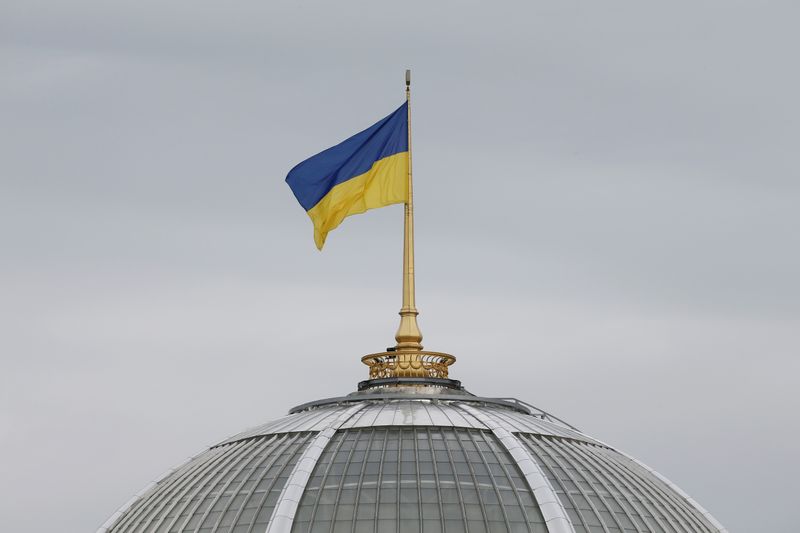 &copy; Reuters. A Ukrainian state flag flies in Kiev