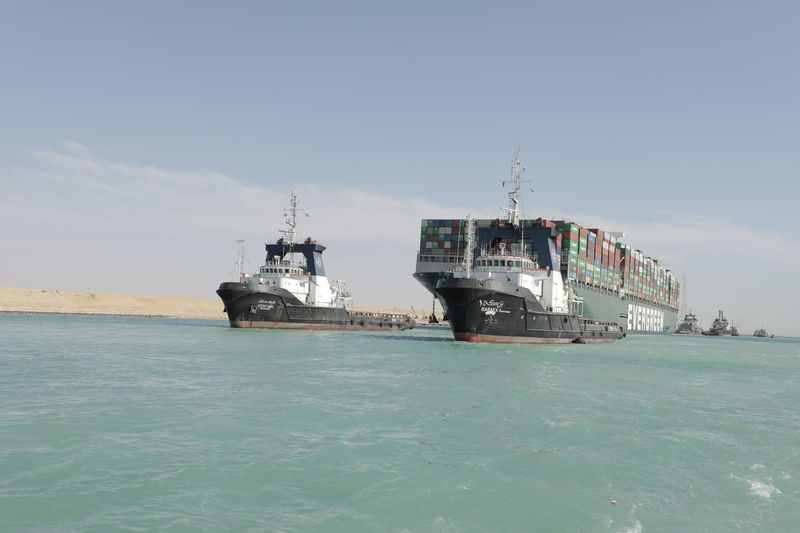 © Reuters. محقق يعتلي سفينة جنحت بقناة السويس لبدء التحقيق والخسائر تقدر بمليار دولار