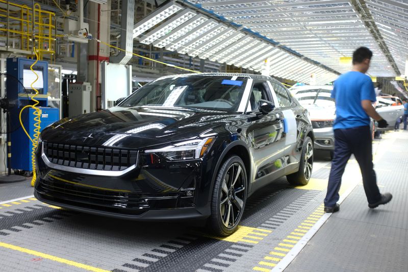 &copy; Reuters. Workers are seen on a production line for Polestar, Volvo and Lynk&amp;Co vehicles at a Geely plant in Taizhou