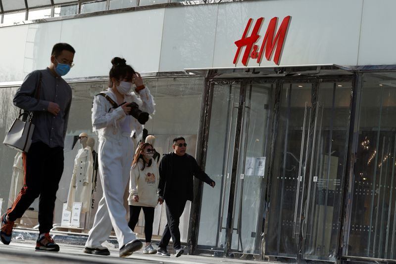 &copy; Reuters. FOTO DE ARCHIVO: Varias personas caminan frente a una tienda de H&amp;M en Pekín