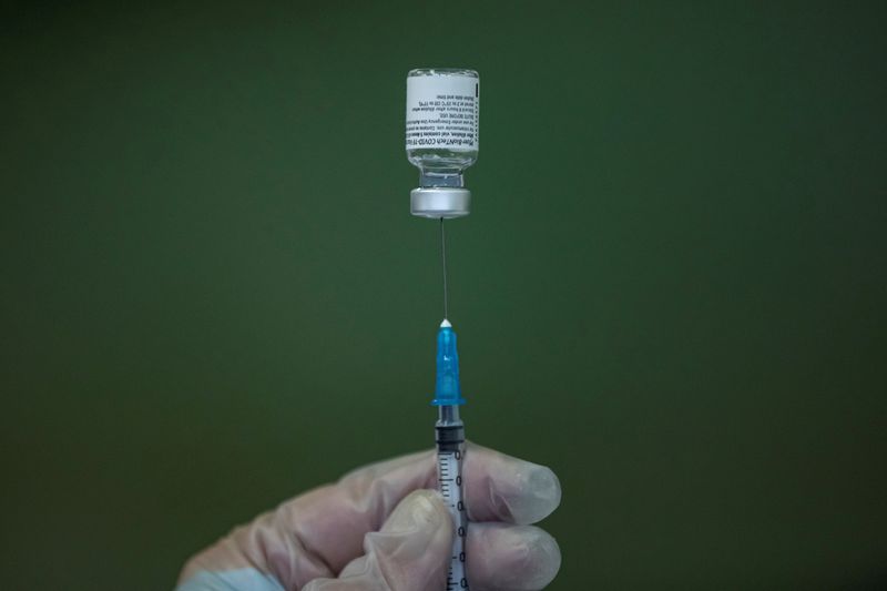 &copy; Reuters. FILE PHOTO: A medical worker fills a syringe with Pfizer-BioNTech vaccine in Nis, Serbia