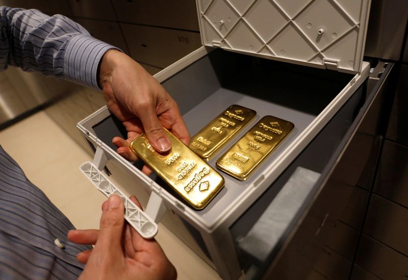 &copy; Reuters. An employee puts gold bullions into a safe deposit box at Degussa shop in Singapore