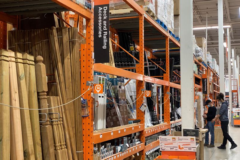 © Reuters. Customers browse among the decking supplies aisle in a Home Depot store in Toronto