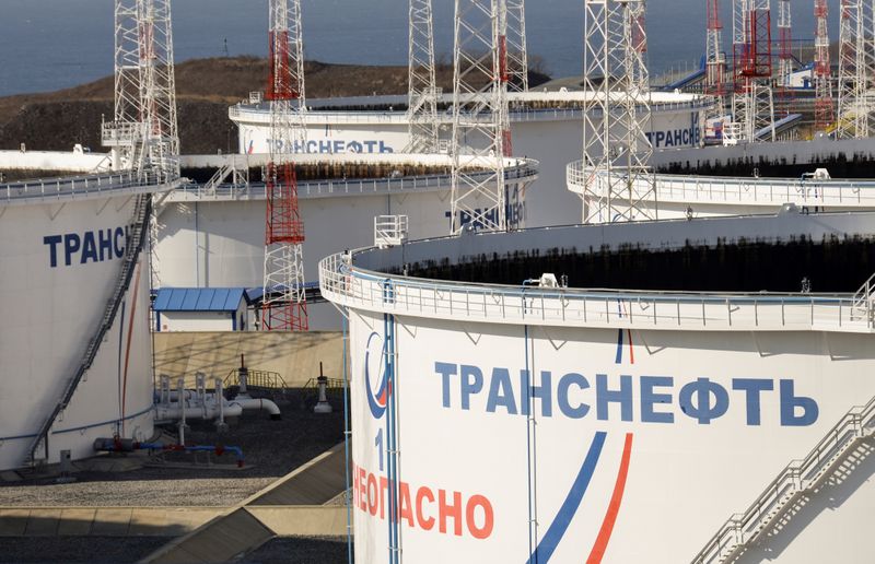 &copy; Reuters. A general view of oil tanks in the Transneft – Kozmino Port near the far eastern town of Nakhodka