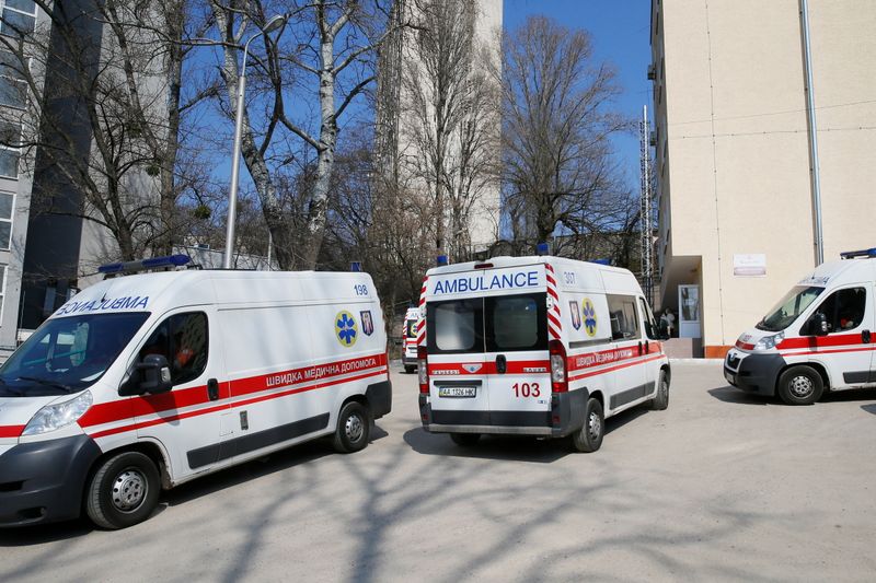 &copy; Reuters. Ambulances with COVID-19 patients wait in the queue at a hospital in Kyiv