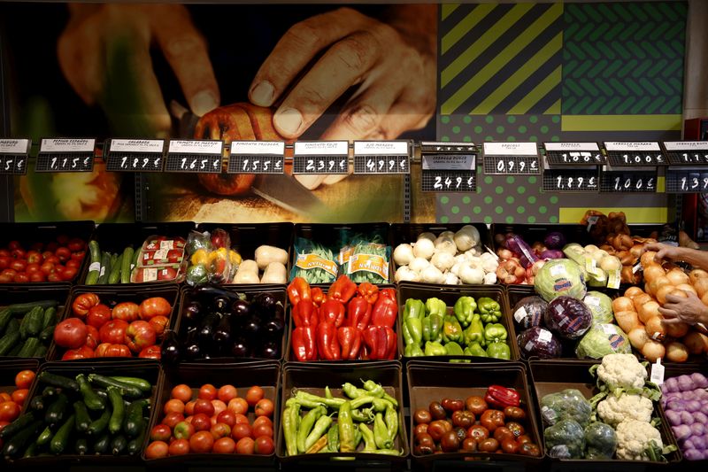 &copy; Reuters. FILE PHOTO: Vegetables are on display at a fruits and vegetable stand at the Plaza de Dia market in Madrid, Spain