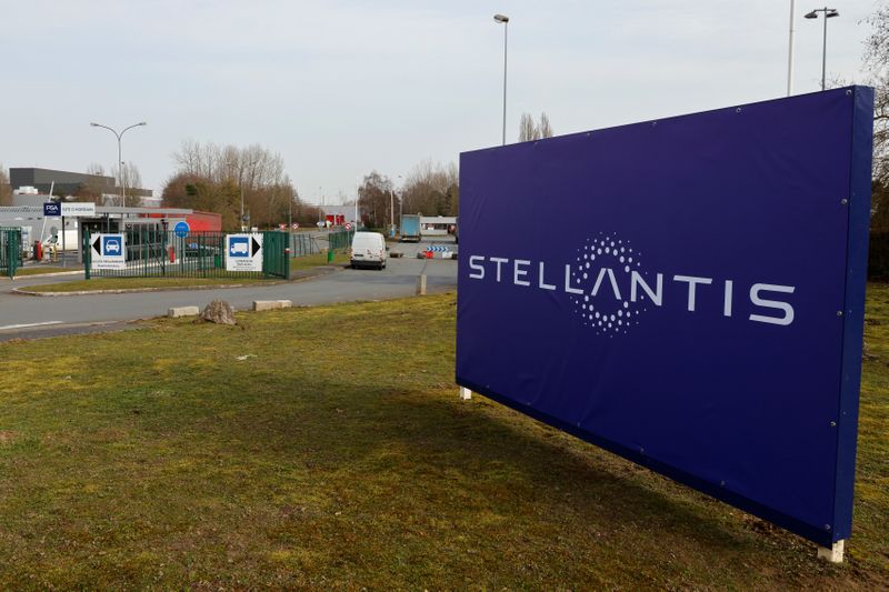 &copy; Reuters. Il logo Stellantis presso uno stabilimento a Hordain, in Francia