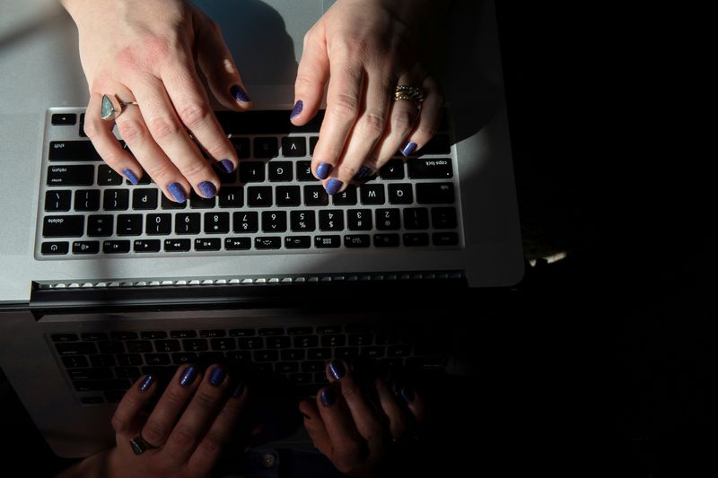 &copy; Reuters. Foto de archivo. Katy McAvoy trabaja en su computador portátil en Grand Rapids, Michigan, EEUU, 2 de marzo de 2021. Foto tomada el 2 de marzo 2021.  REUTERS/Emily Elconin/