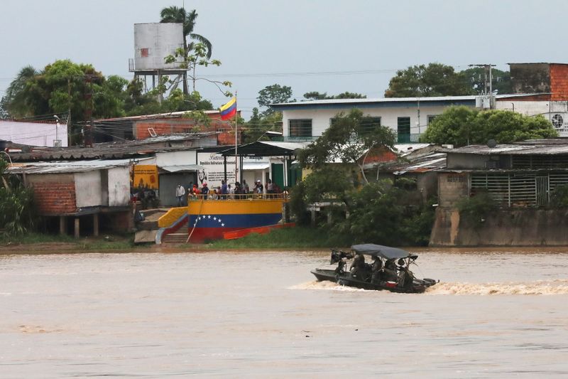 &copy; Reuters. Foto de archivo de soldados colombianos patrollando en una lancha el río Arauca, la frontera entre Colombia y Venezuela, en Arauquita