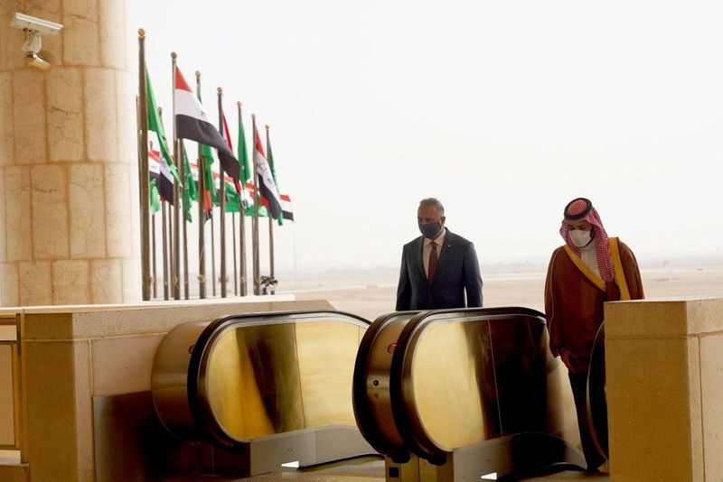 &copy; Reuters. العربية: توقيع 5 اتفاقات بين العراق والسعودية أثناء زيارة الكاظمي