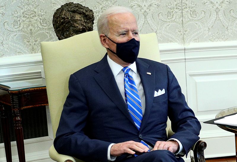 &copy; Reuters. FOTO DE ARCHIVO: El presidente de Estados Unidos, Joe Biden, mantiene una reunión sobre infraestructuras con miembros del Congreso en el Despacho Oval de la Casa Blanca en Washington