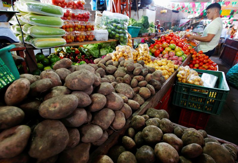 &copy; Reuters. A man buys vegetables and fruits in Cali
