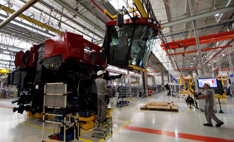 © Reuters. Montagem de máquina em fábrica da Case em Sorocaba (SP)