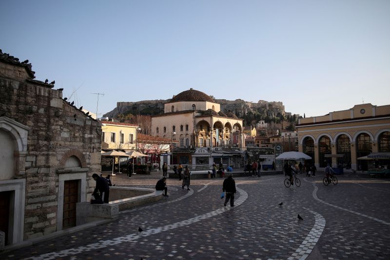 &copy; Reuters. FILE PHOTO: People make their way on Monastiraki Square, amid the coronavirus disease (COVID-19) pandemic, in Athens