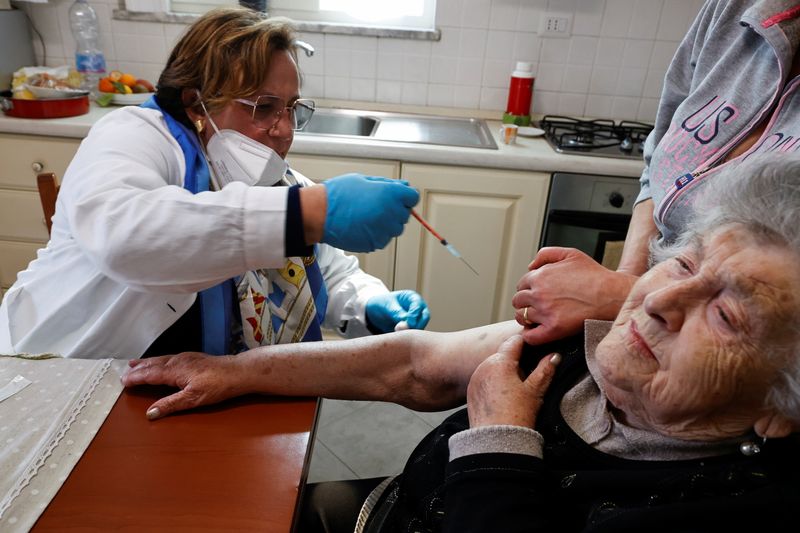 &copy; Reuters. Residents receive COVID-19 vaccine at a care home in Naples