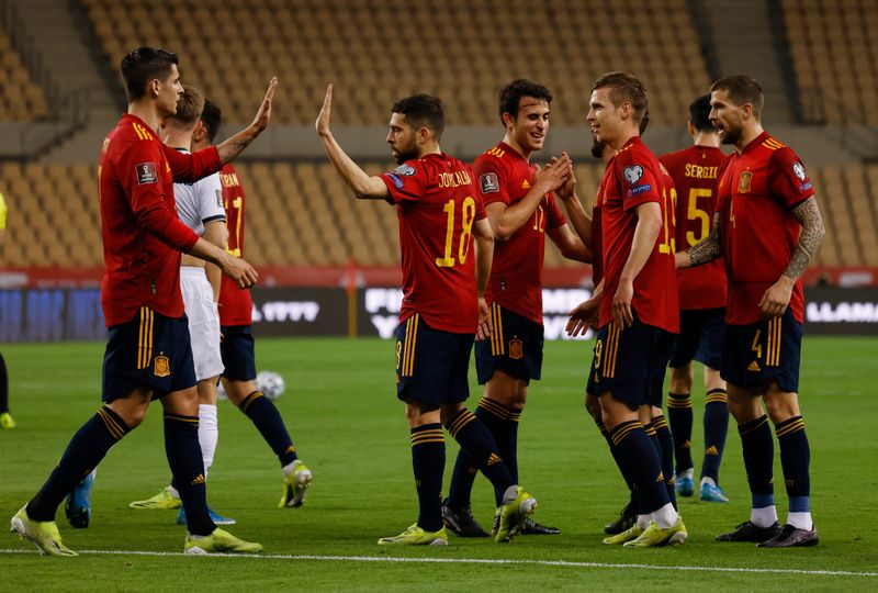 &copy; Reuters. إسبانيا تحقق فوزا سهلا على كوسوفو رغم خطأ فادح للحارس سيمون