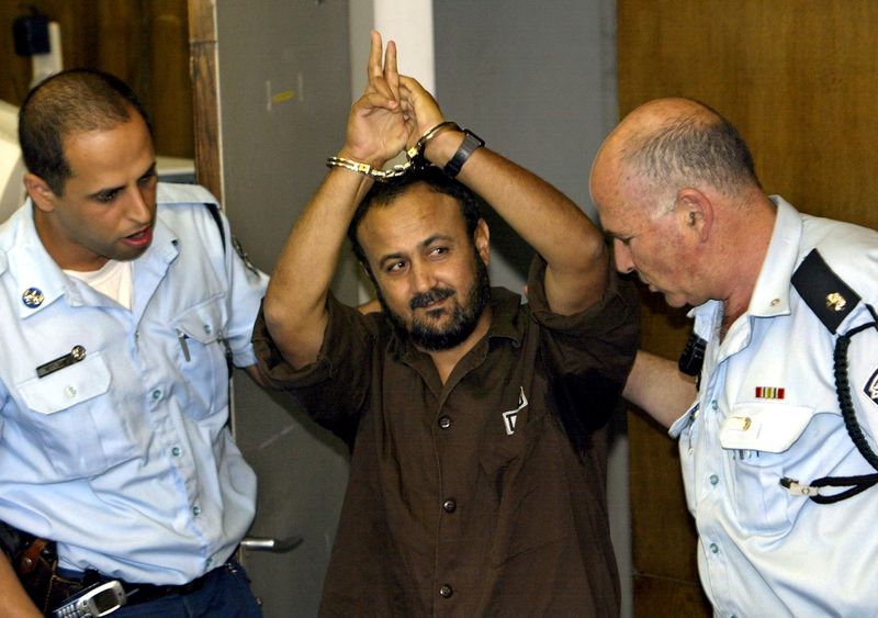 &copy; Reuters. FILE PHOTO: Marwan Barghouti, a popular Palestinian leader, gestures as Israeli police bring him into the District Court for his judgment hearing in Tel Aviv