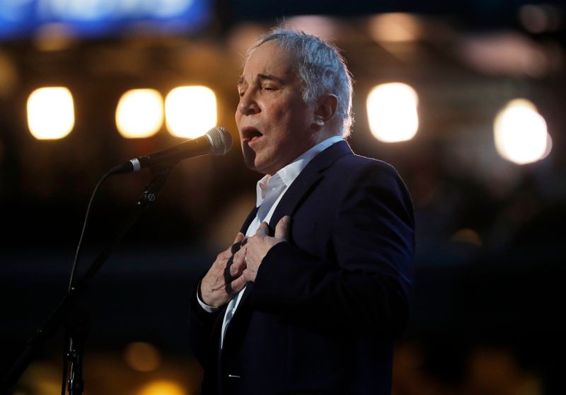 &copy; Reuters. FILE PHOTO: Paul Simon performs during the Democratic National Convention in Philadelphia