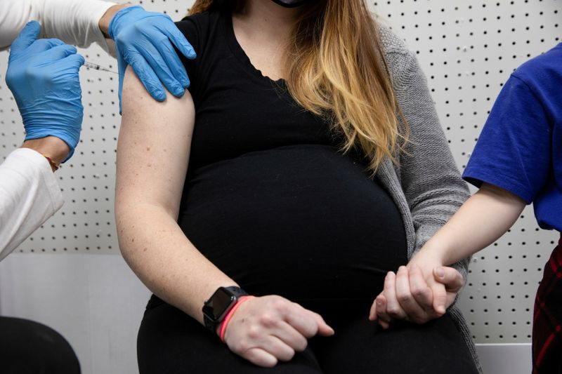 © Reuters. Mulher grávida recebe vacina contra Covid-19 em Schwenksville, Pensilvânia (EUA)