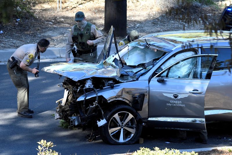 &copy; Reuters. FILE PHOTO: The vehicle of golfer Tiger Woods is recovered in Los Angeles