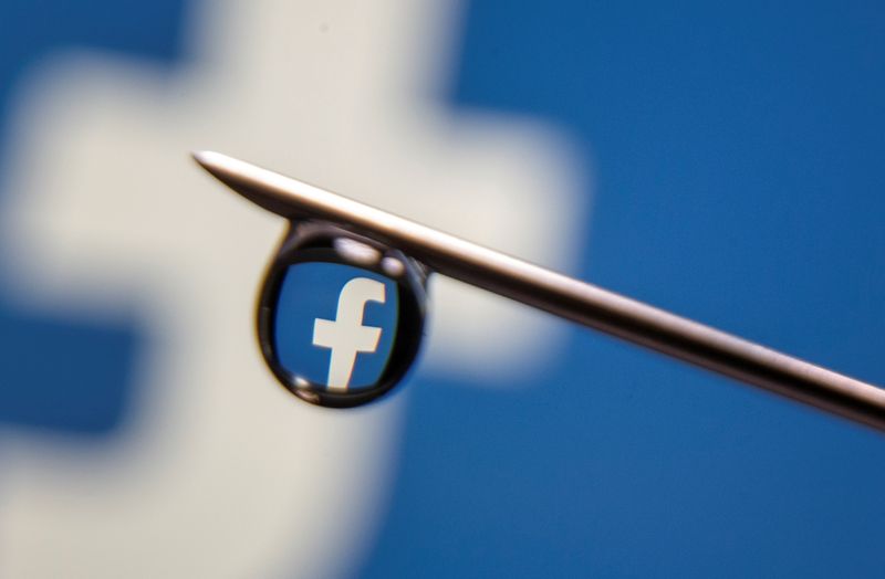&copy; Reuters. FILE PHOTO: Facebook logo is reflected in a drop on a syringe needle in this illustration photo