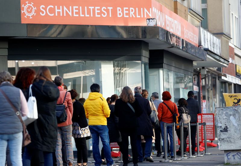 © Reuters. Gente haciendo cola frente a un centro de pruebas de COVID-19 en una zona comercial de la ciudad, durante la pandemia, en Berlín