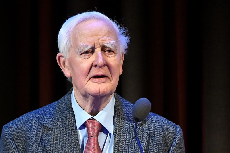 &copy; Reuters. FILE PHOTO: Author David Cornwell, known by the pen name John Le Carre, receives Olof Palme Prize in Stockholm