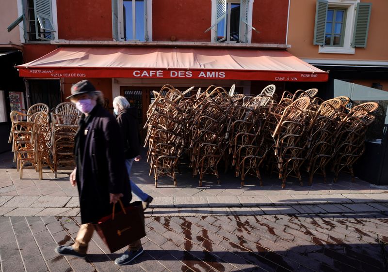 &copy; Reuters. CORONAVIRUS/FRANCE: LE PATRONAT CRAINT L&apos;IMPACT DES NOUVELLES RESTRICTIONS, ESPOIR POUR MI-MAI