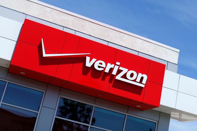 &copy; Reuters. FILE PHOTO: FILE PHOTO: The Verizon logo is seen on one of their retail stores in San Diego, California