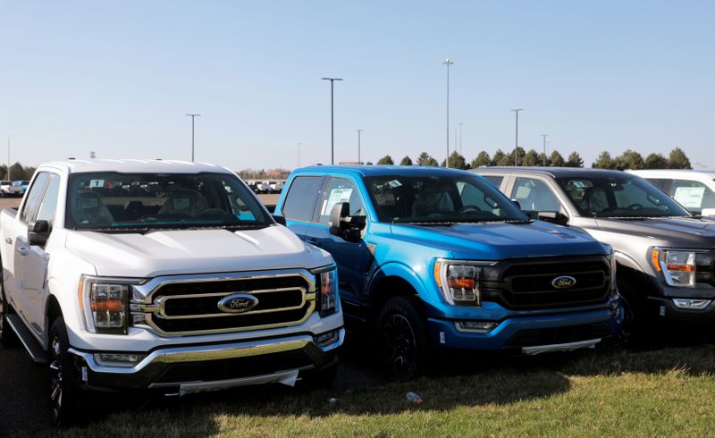 © Reuters. Newly manufactured Ford Motor Co. 2021 F-150 pick-up trucks are seen waiting for missing parts in Dearborn