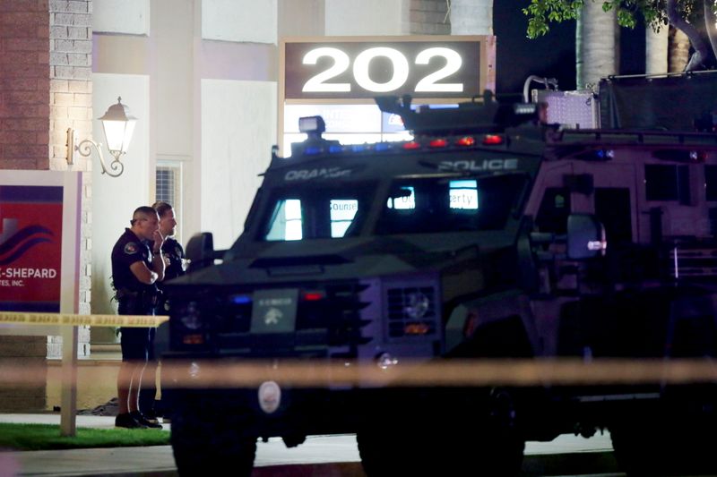 &copy; Reuters. Policiais no local de ataque a tiros em Orange, na Califórnia