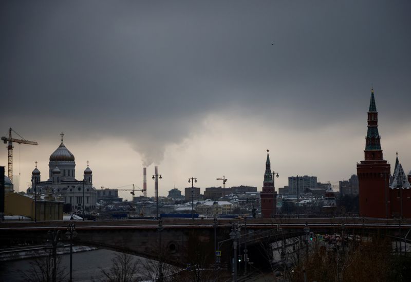 &copy; Reuters. FILE PHOTO: Steam rises from chimneys of a heating power plan over the skyline of central Moscow