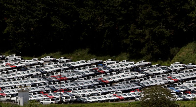 © Reuters. Carros novos em estacionamento de fábrica em São Bernardo, SP