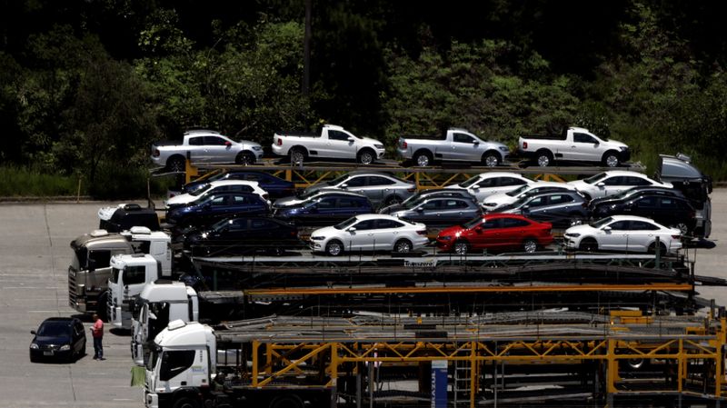 &copy; Reuters. Carros recém-fabricados são colocados em caminhão de transporte em fábrica de São Bernardo do Campo, SP