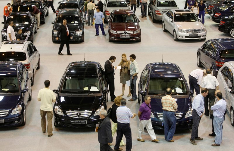 &copy; Reuters. FOTO DE ARCHIVO: Una feria de automóviles de segunda mano en Madrid el 29 de mayo de 2009