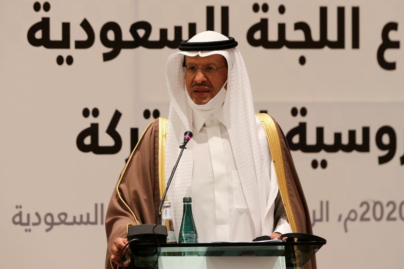 © Reuters. Press conference by Saudi Energy Minister, Prince Abdulaziz bin Salman al-Saud and Russian Energy Minister Alexander Novak