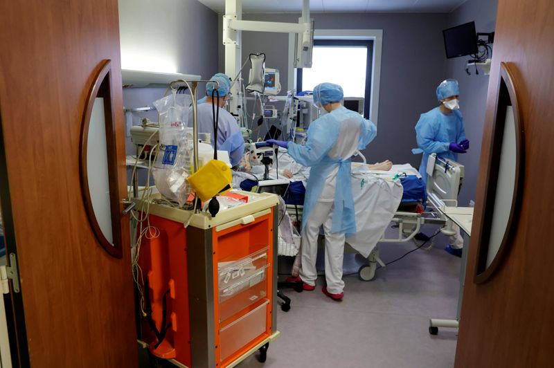 &copy; Reuters. FILE PHOTO: FILE PHOTO: Northern French hospital battles to save lives