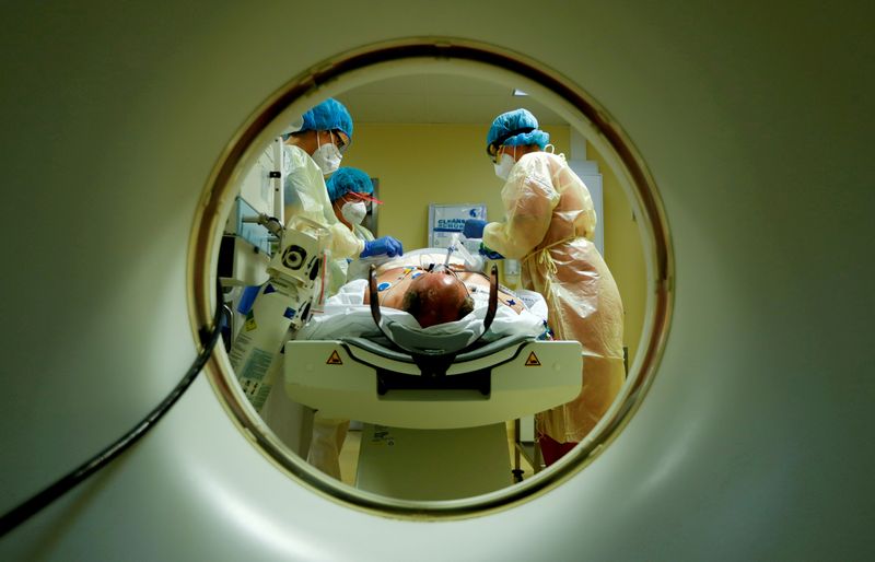 &copy; Reuters. Profissionais de saúde tratam de paciente com Covid-19 em UTI de hospital em Berlim